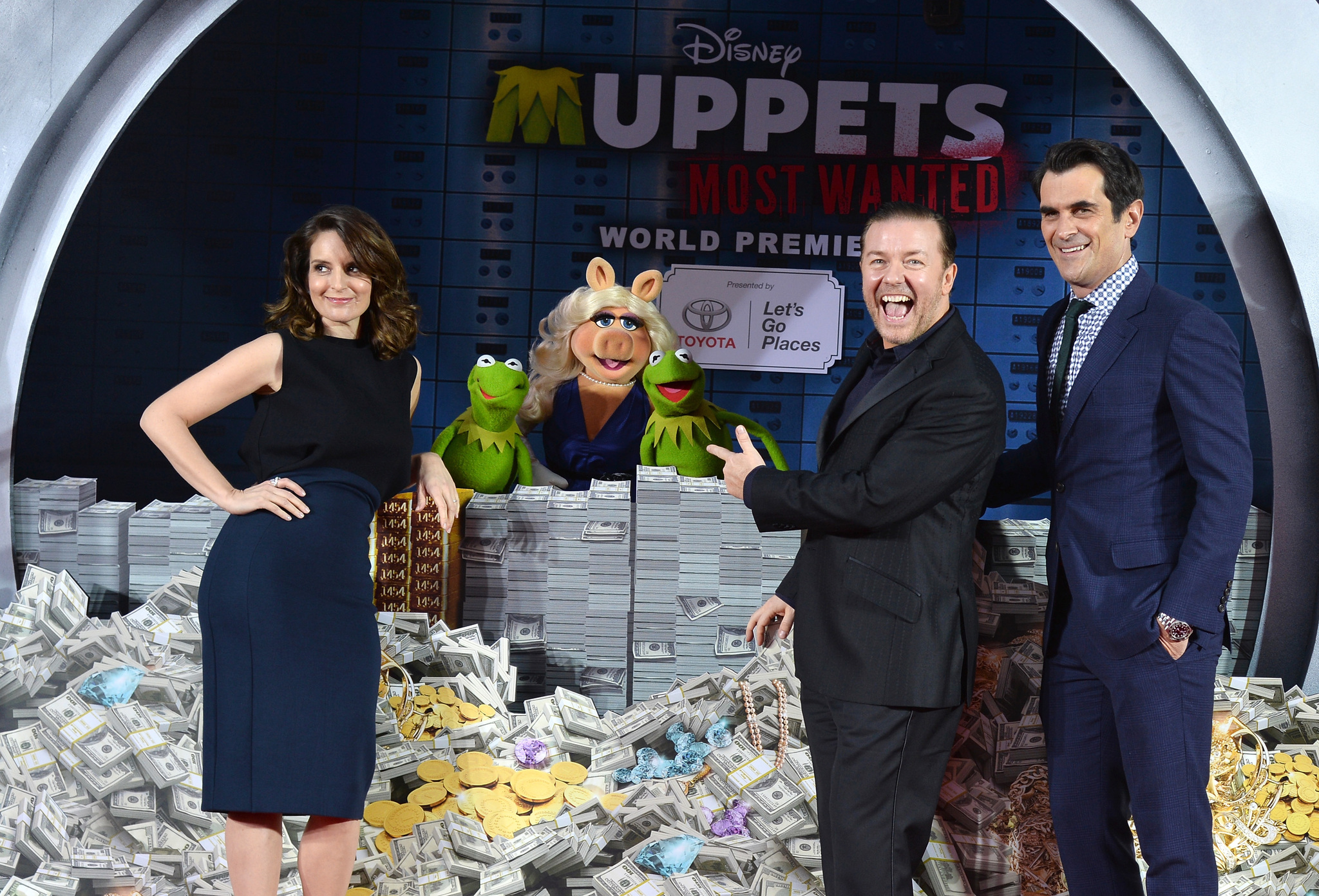 Ty Burrell, Tina Fey, Ricky Gervais and Miss Piggy at event of Muppets Most Wanted (2014)
