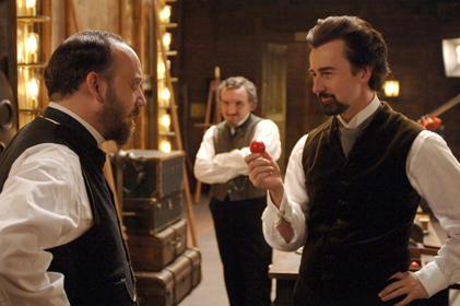 Still of Edward Norton and Paul Giamatti in Iliuzionistas (2006)