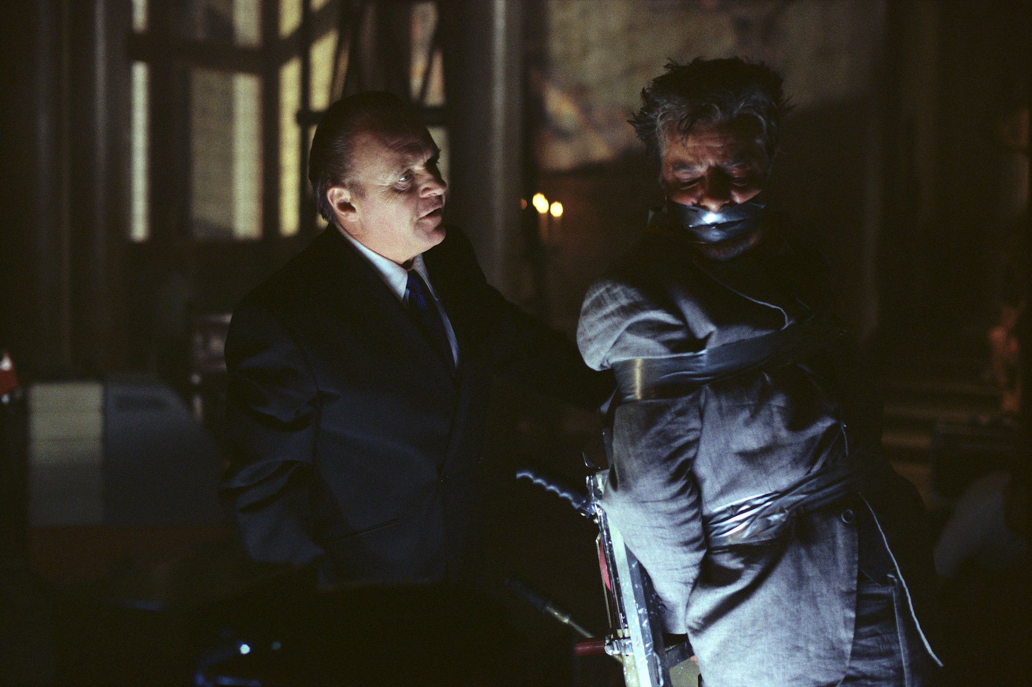 Still of Anthony Hopkins and Giancarlo Giannini in Hannibal (2001)