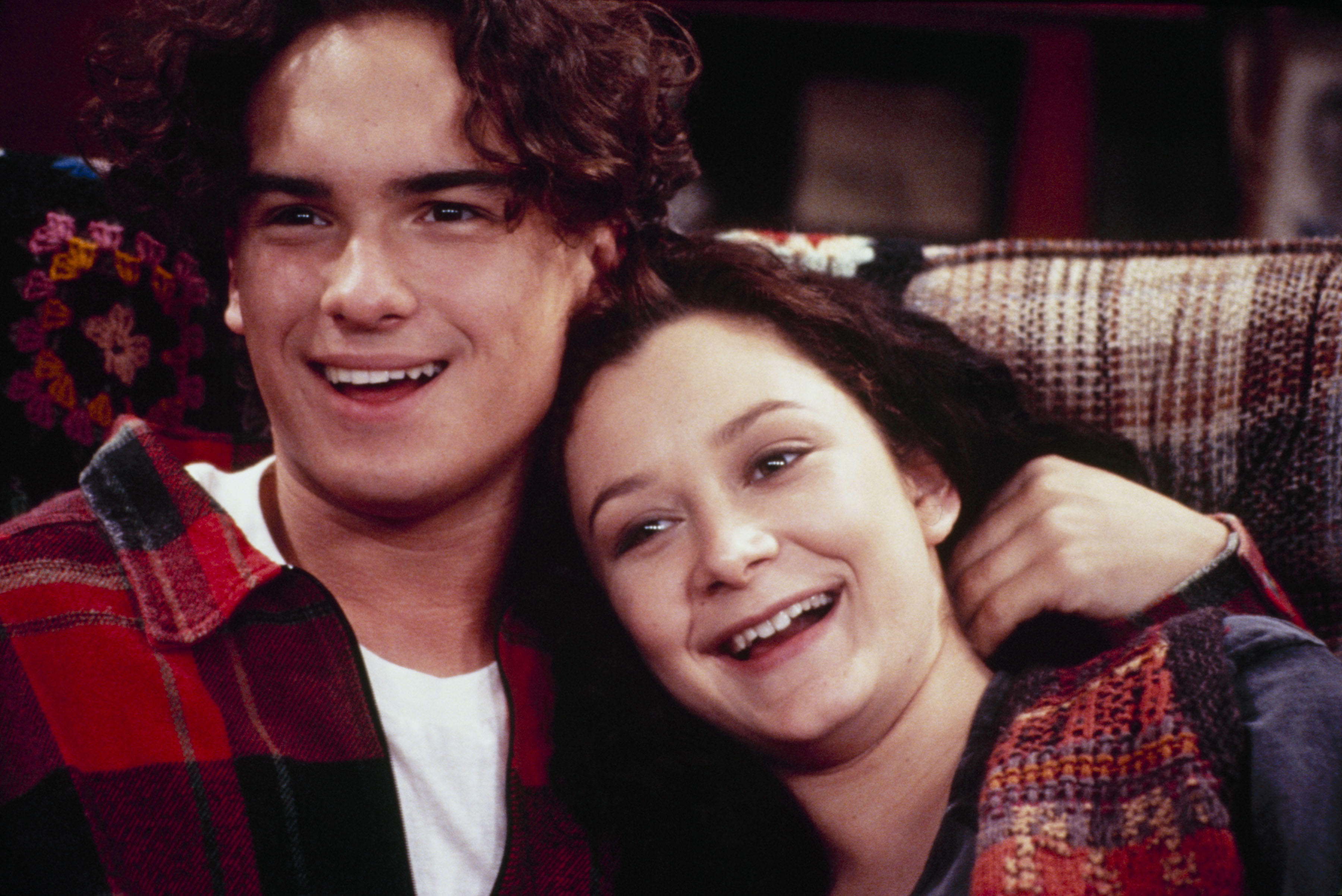 Still of Sara Gilbert and Johnny Galecki in Roseanne (1988)