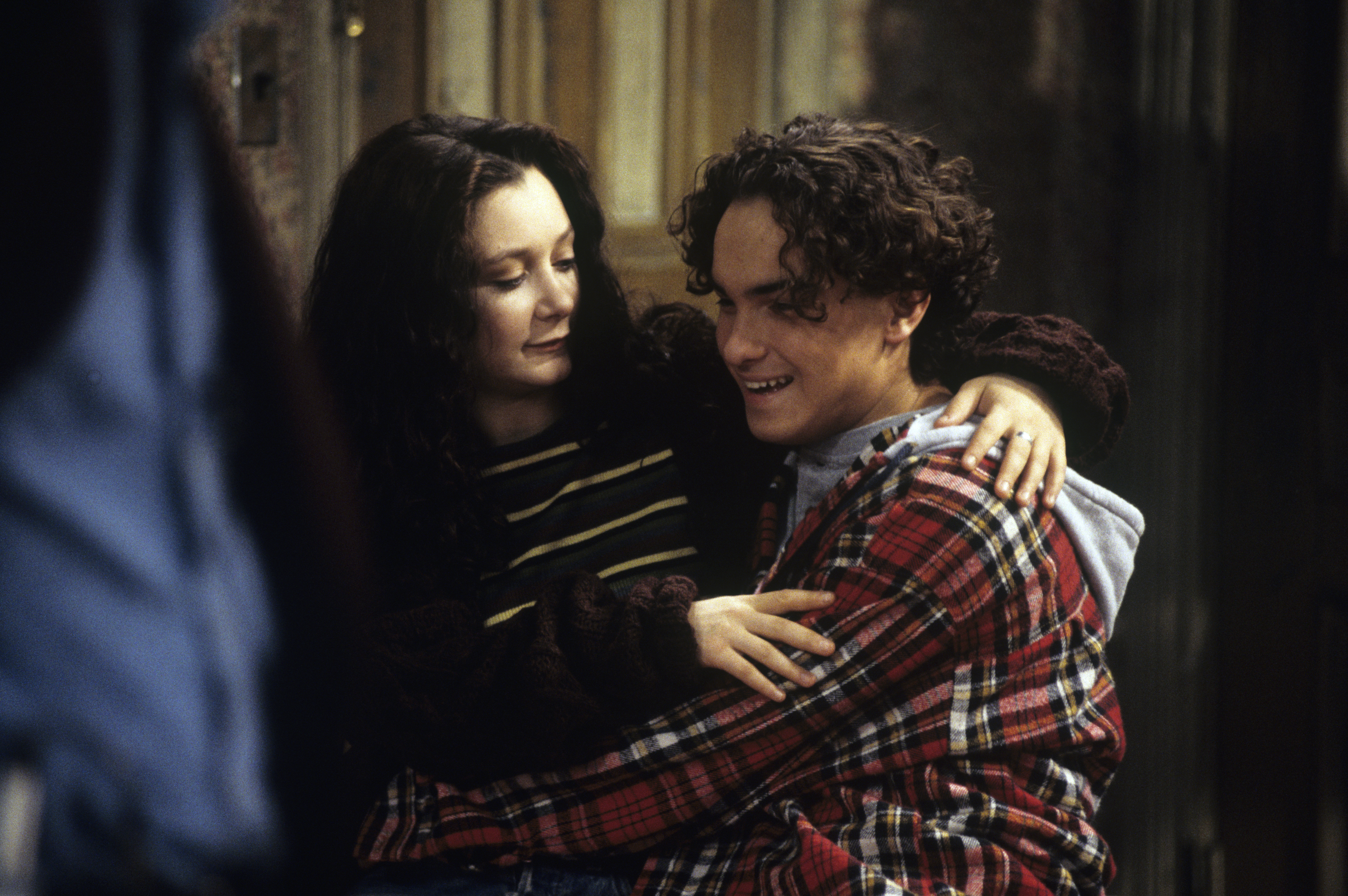 Still of Sara Gilbert and Johnny Galecki in Roseanne (1988)