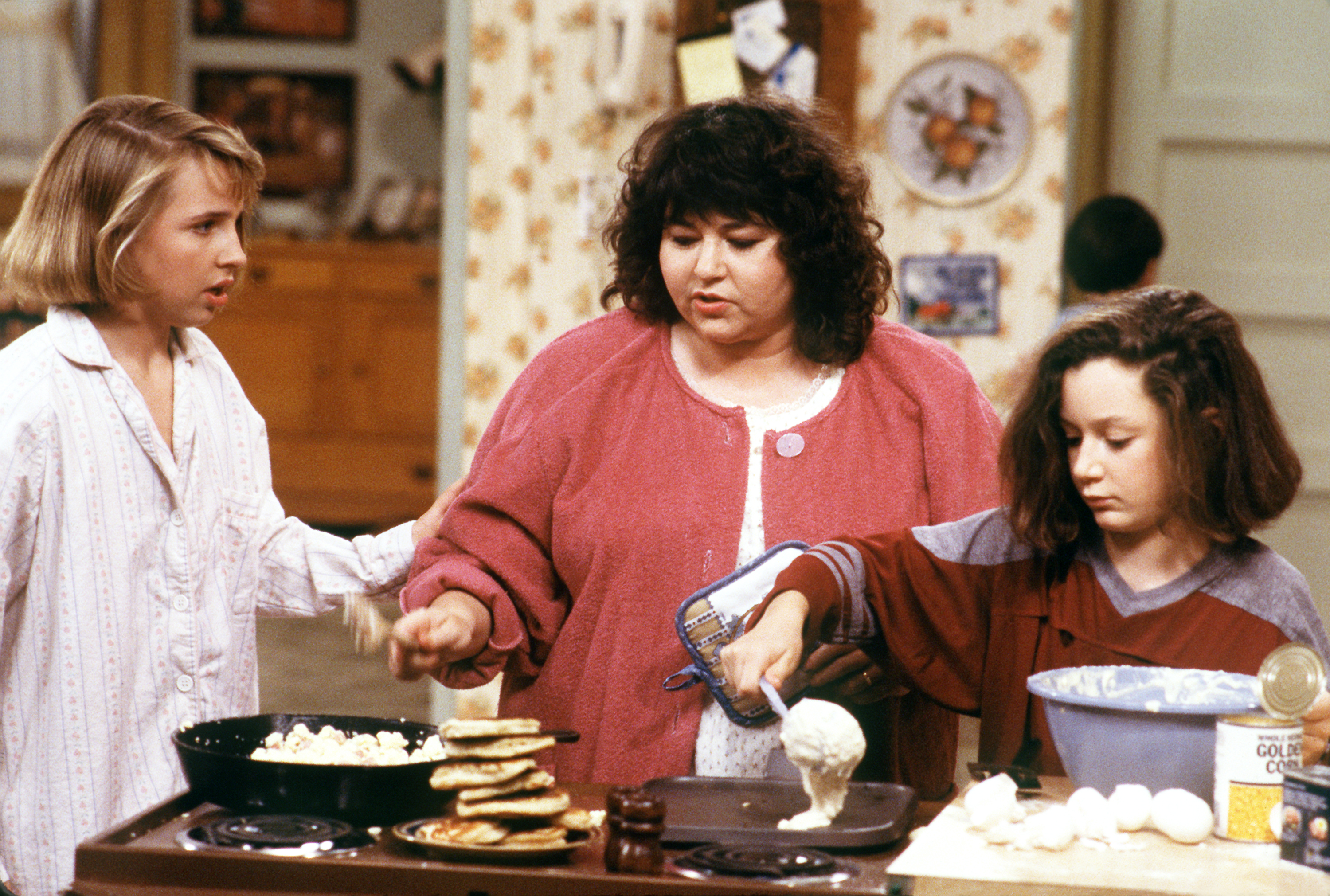 Still of Roseanne Barr, Sara Gilbert and Alicia Goranson in Roseanne (1988)