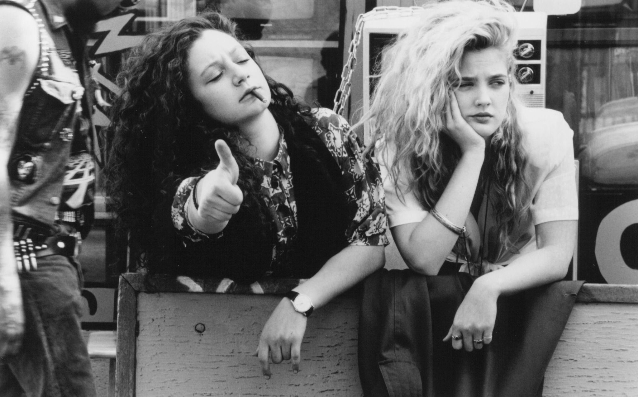 Still of Drew Barrymore and Sara Gilbert in Poison Ivy (1992)