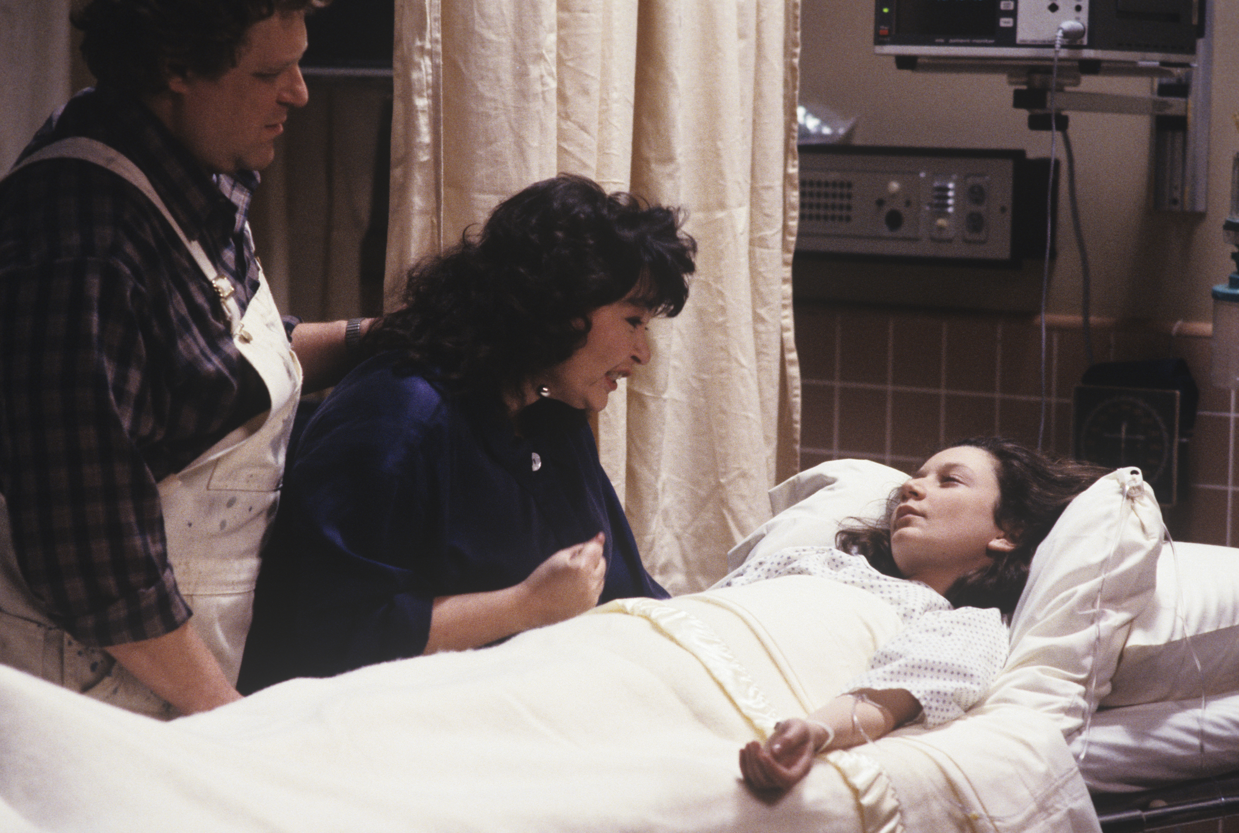 Still of John Goodman, Roseanne Barr and Sara Gilbert in Roseanne (1988)