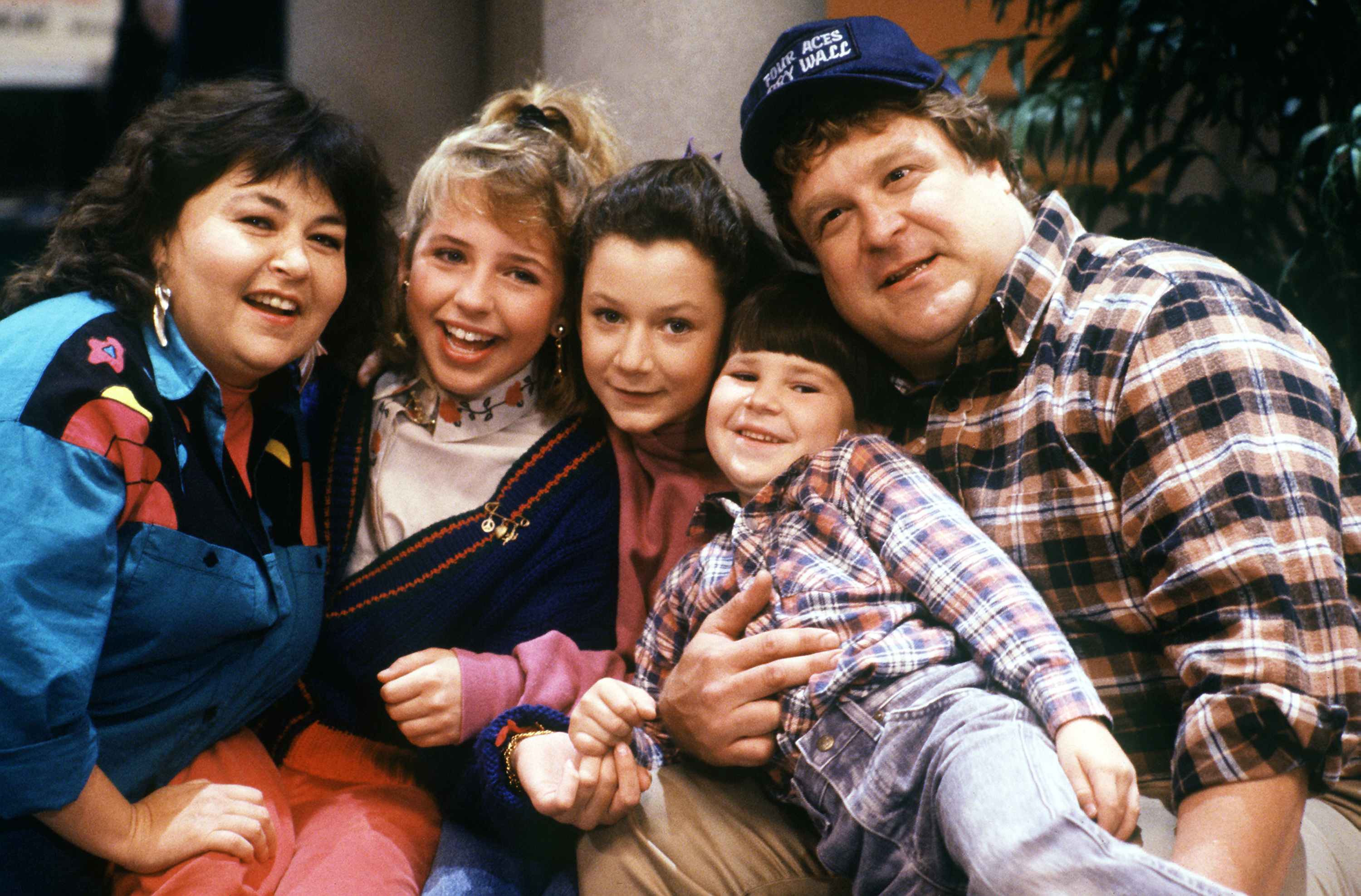 Still of John Goodman, Roseanne Barr, Sara Gilbert, Michael Fishman and Alicia Goranson in Roseanne (1988)