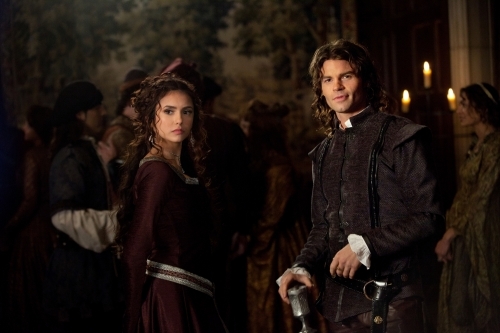 Still of Daniel Gillies and Nina Dobrev in Vampyro dienorasciai (2009)