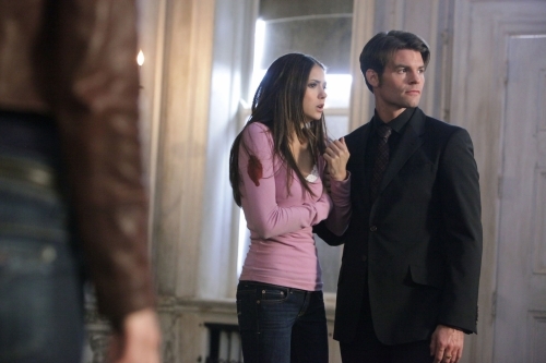 Still of Daniel Gillies and Nina Dobrev in Vampyro dienorasciai (2009)