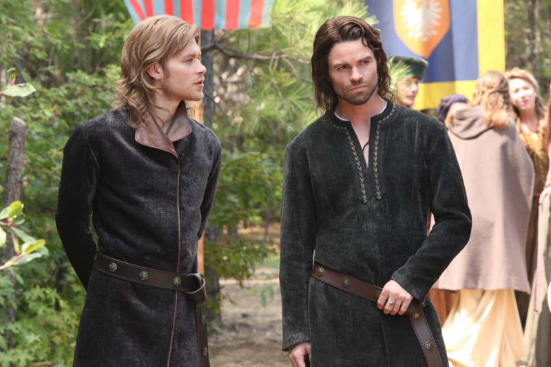 Still of Daniel Gillies and Joseph Morgan in Vampyro dienorasciai (2009)