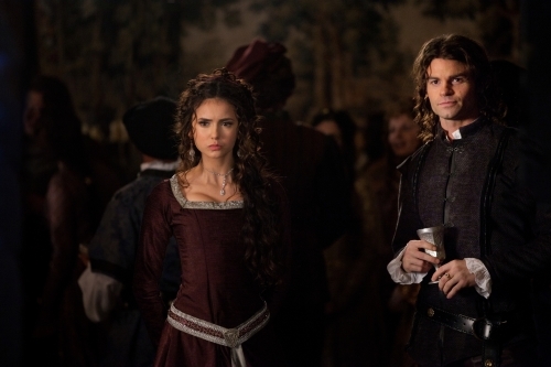 Still of Daniel Gillies and Nina Dobrev in Vampyro dienorasciai (2009)