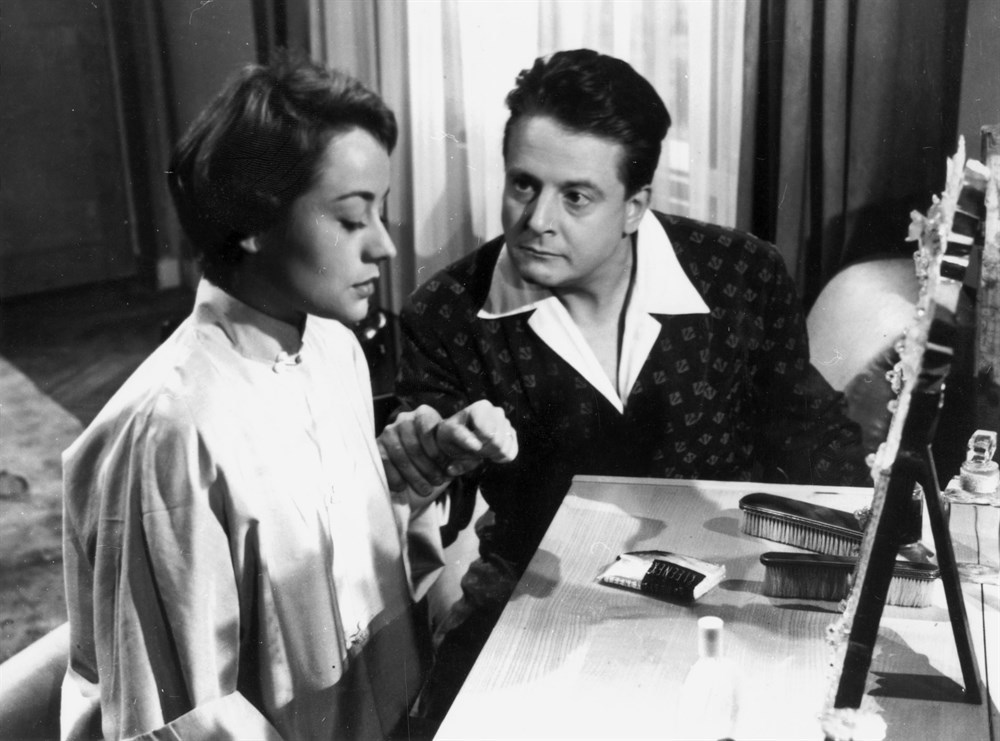 Still of Jean Desailly and Annie Girardot in Maigret tend un piège (1958)