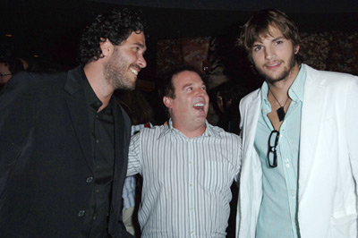 Ashton Kutcher, Jason Goldberg and David Janollari at event of Beauty and the Geek (2005)