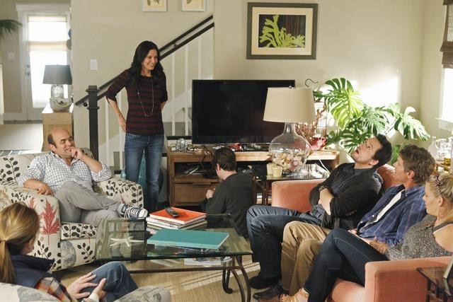 Still of Courteney Cox, Josh Hopkins, Busy Philipps, Ian Gomez, Christa Miller and Brian Van Holt in Cougar Town (2009)