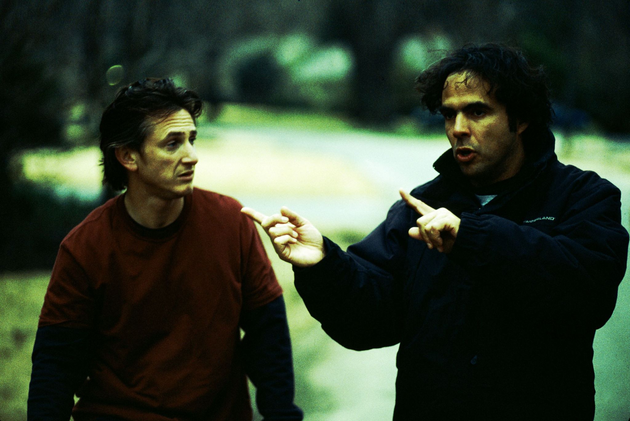 Still of Sean Penn and Alejandro González Iñárritu in 21 gramas (2003)