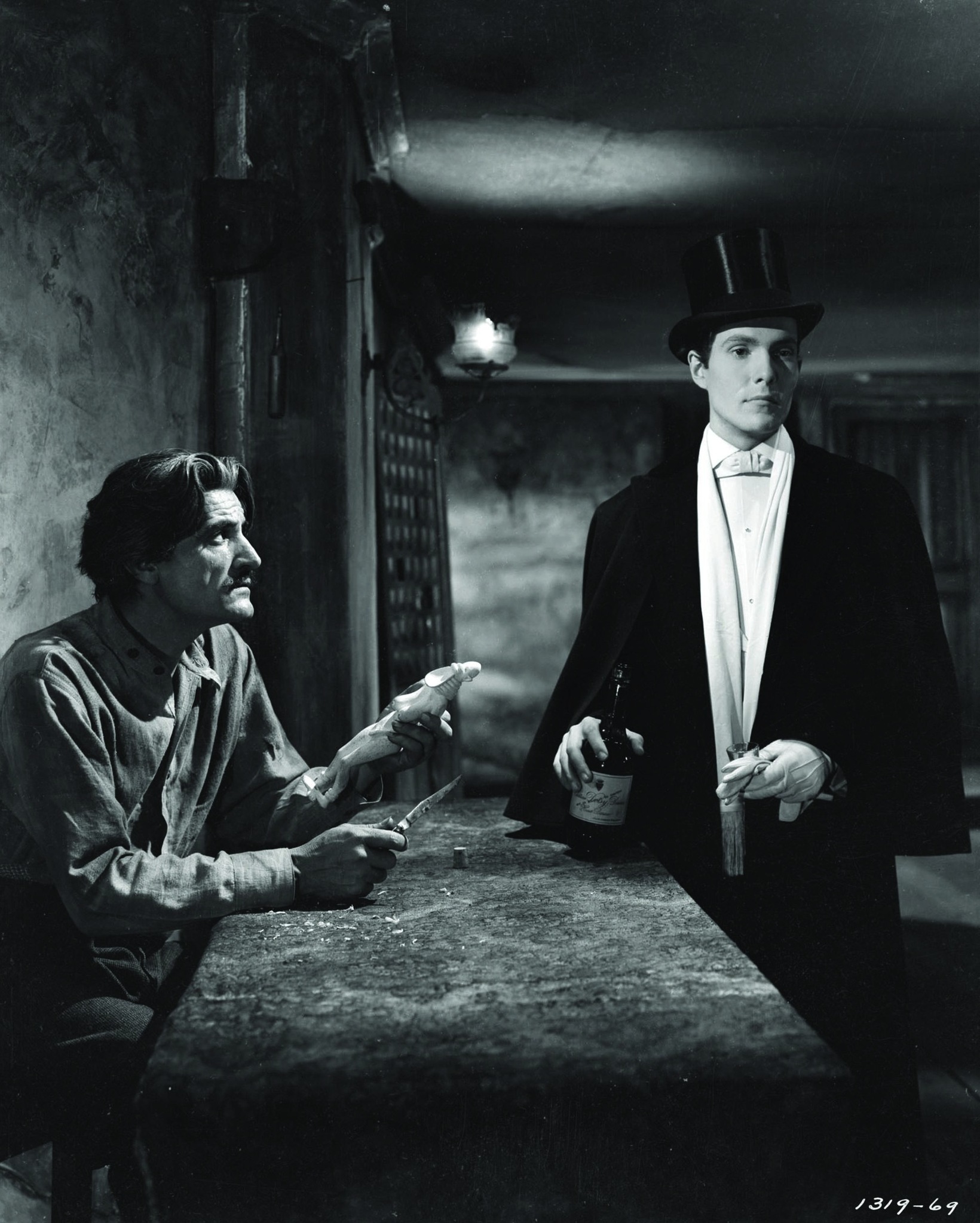 Still of John Good and Hurd Hatfield in The Picture of Dorian Gray (1945)