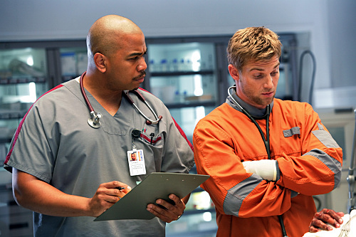 Still of Omar Gooding and Mike Vogel in Miami Medical (2010)