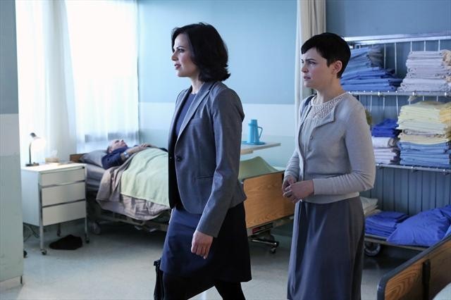 Still of Ginnifer Goodwin and Lana Parrilla in Once Upon a Time (2011)