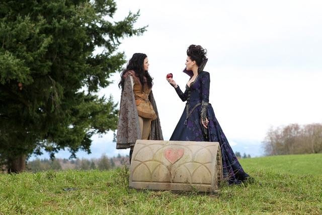 Still of Ginnifer Goodwin and Lana Parrilla in Once Upon a Time (2011)