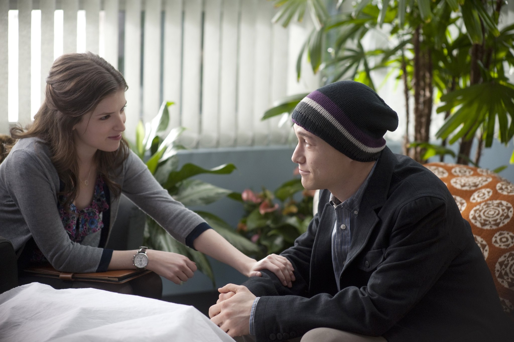 Still of Joseph Gordon-Levitt and Anna Kendrick in 50/50 (2011)