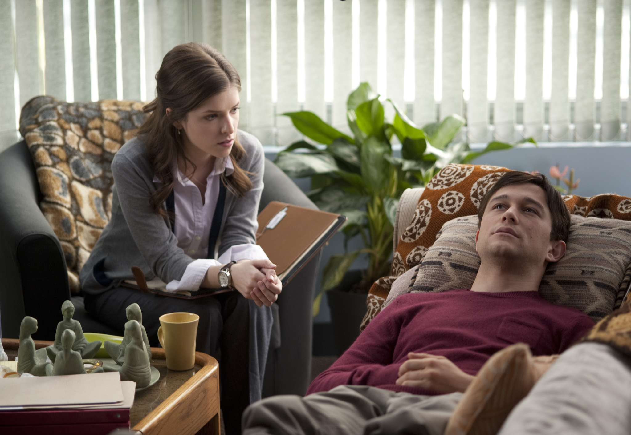 Still of Joseph Gordon-Levitt and Anna Kendrick in 50/50 (2011)