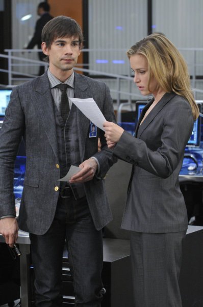 Still of Piper Perabo and Christopher Gorham in Covert Affairs (2010)