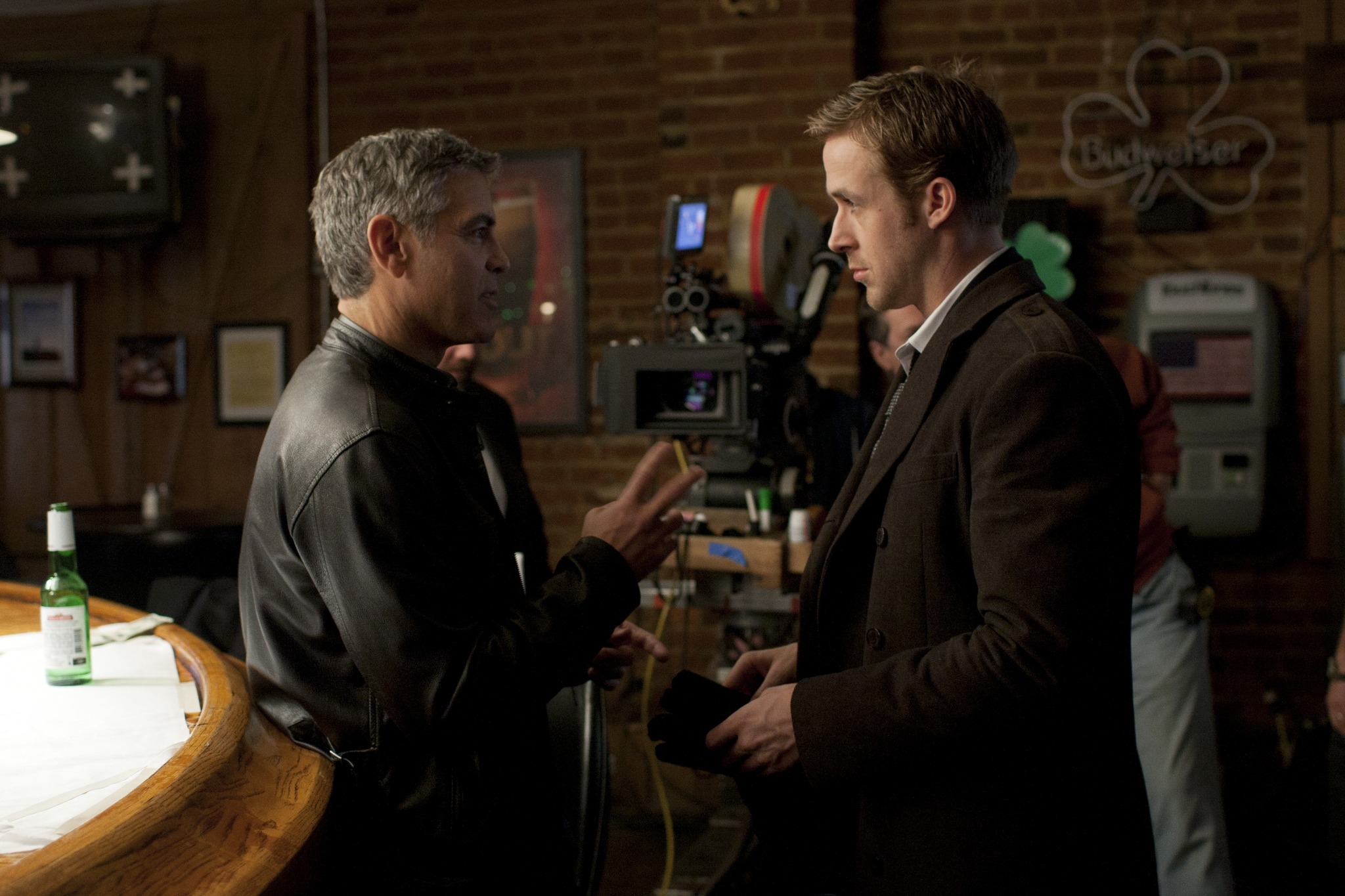 Still of George Clooney and Ryan Gosling in Purvini zaidimai (2011)