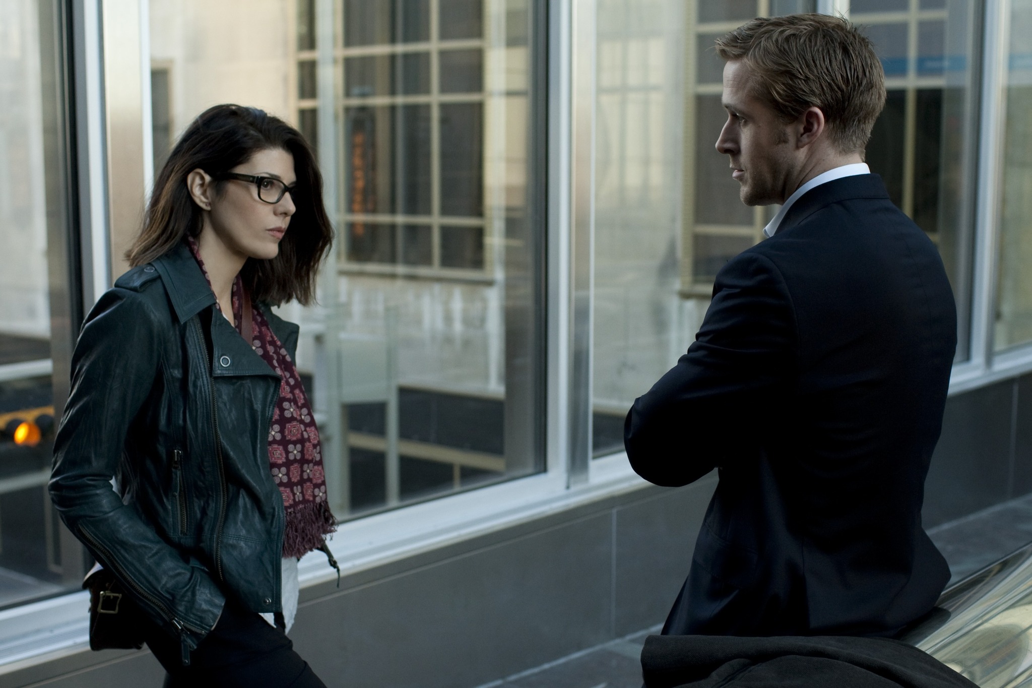 Still of Marisa Tomei and Ryan Gosling in Purvini zaidimai (2011)