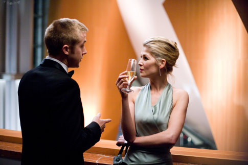 Still of Ryan Gosling and Rosamund Pike in Fracture (2007)