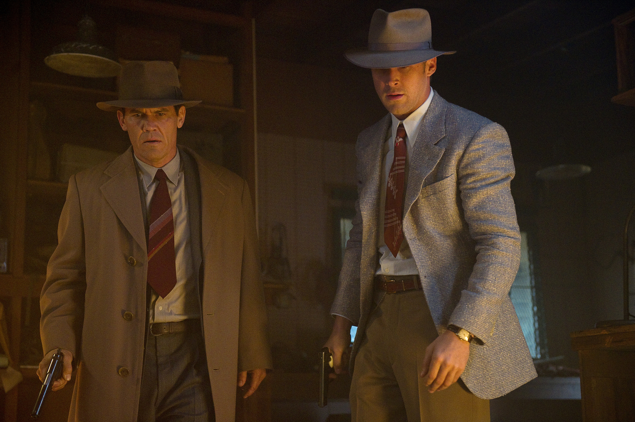 Still of Josh Brolin and Ryan Gosling in Gangsteriu medziotojai (2013)