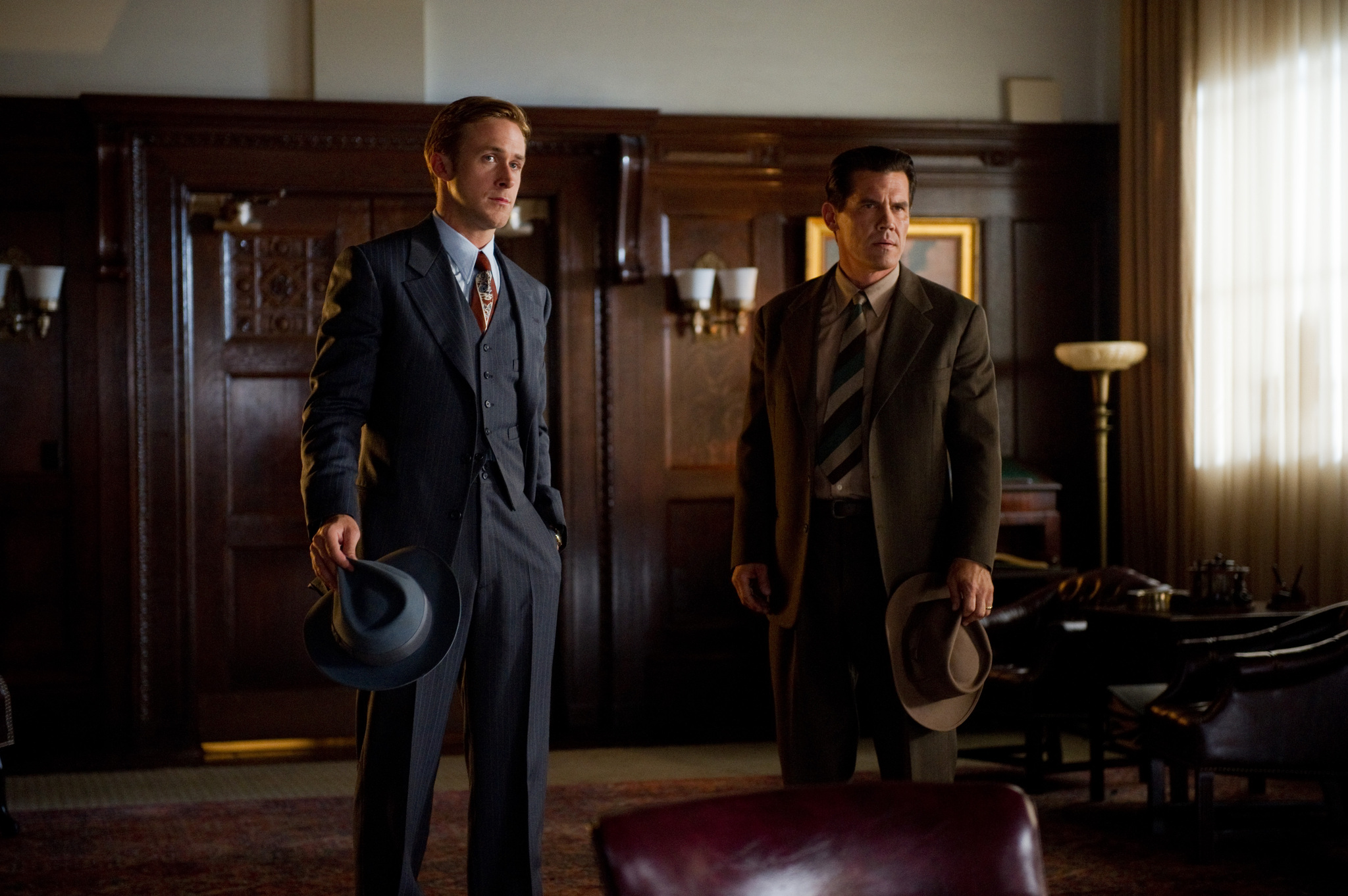 Still of Josh Brolin and Ryan Gosling in Gangsteriu medziotojai (2013)