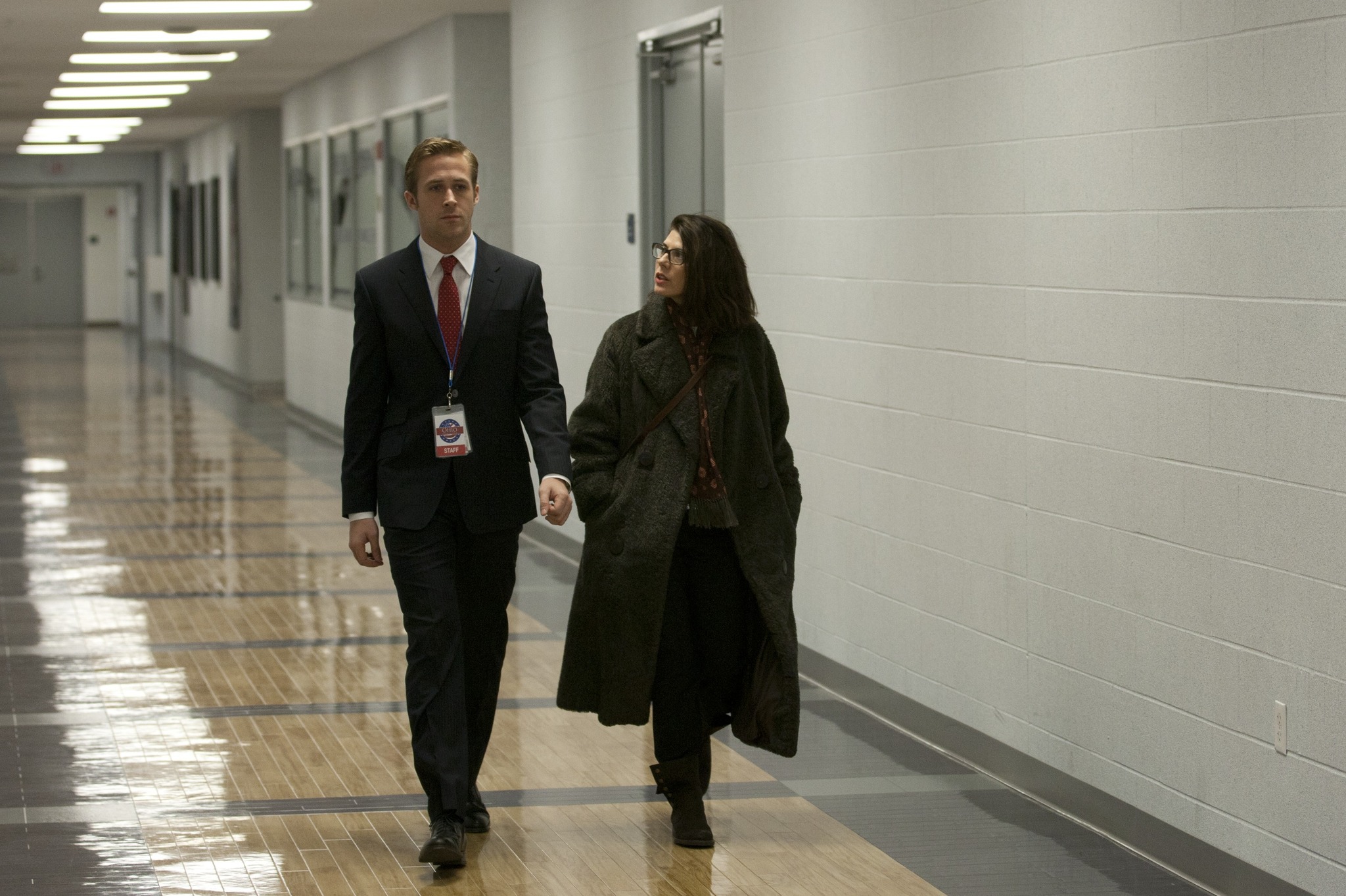 Still of Marisa Tomei and Ryan Gosling in Purvini zaidimai (2011)