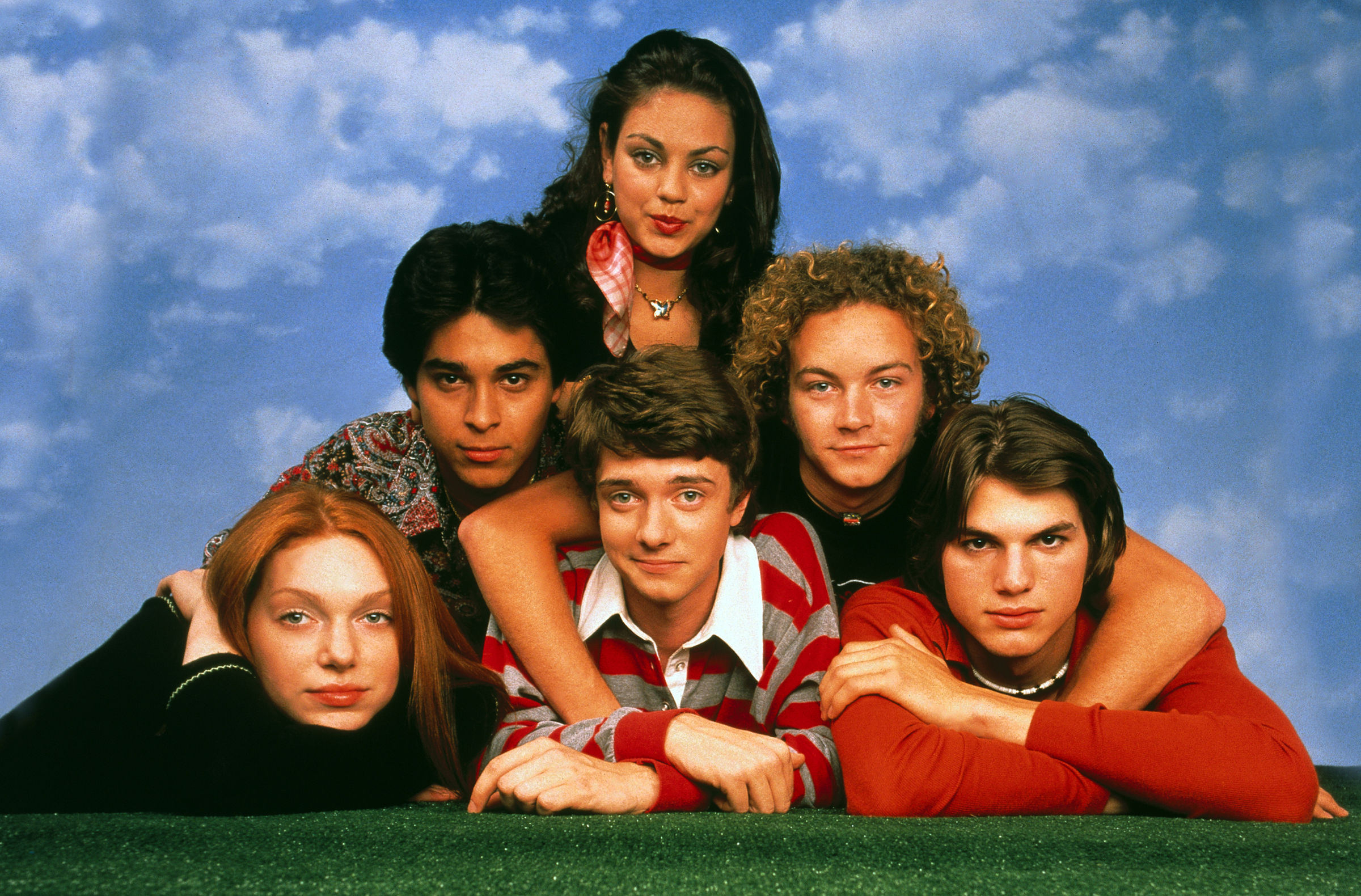 Still of Mila Kunis, Ashton Kutcher, Danny Masterson, Wilmer Valderrama, Topher Grace and Laura Prepon in That '70s Show (1998)