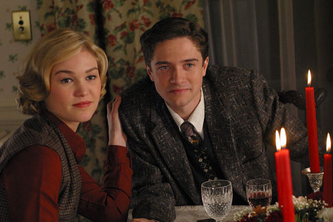 Still of Julia Stiles and Topher Grace in Mona Lisa Smile (2003)