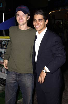 Wilmer Valderrama and Topher Grace at event of Summer Catch (2001)