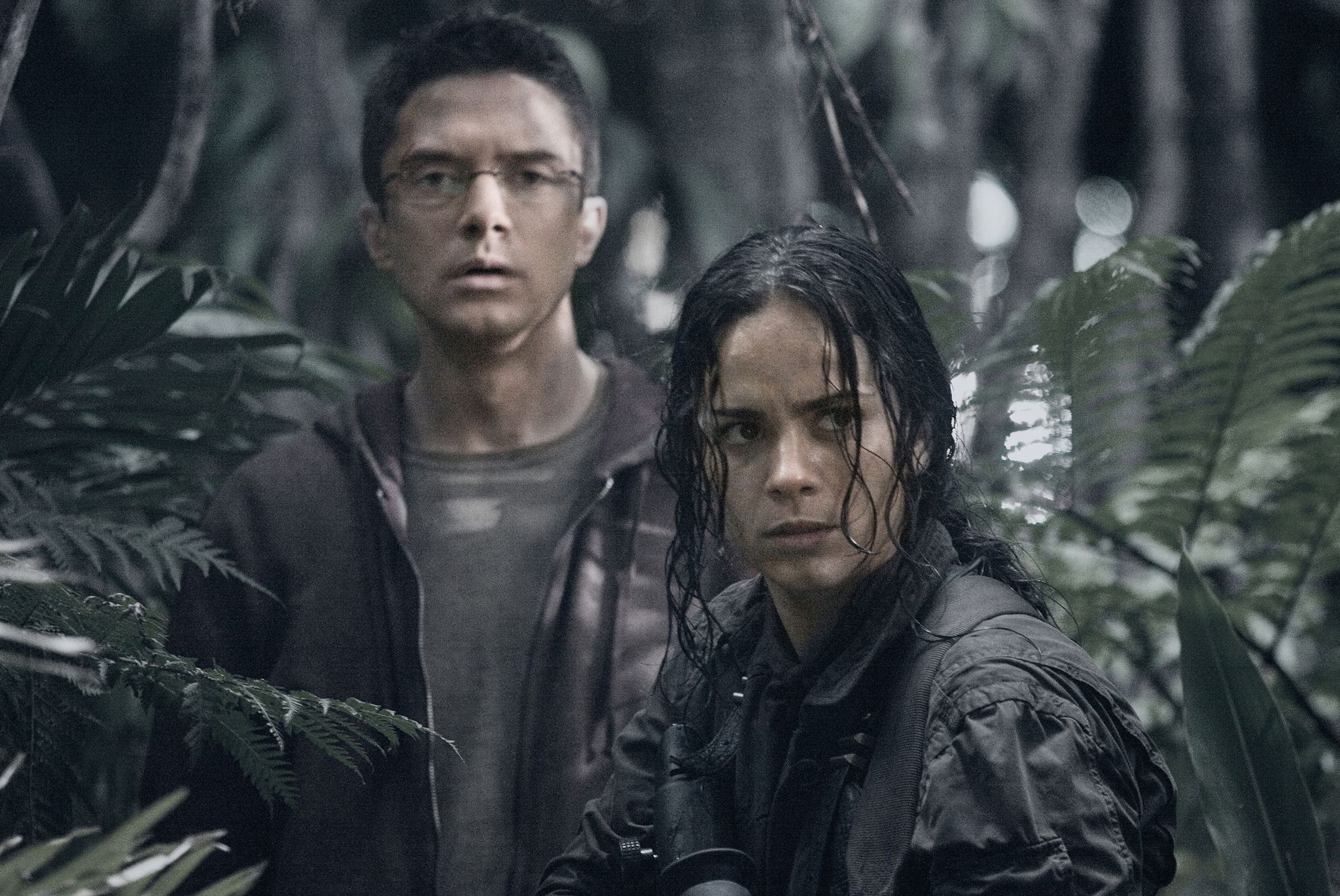 Still of Alice Braga and Topher Grace in Predators (2010)