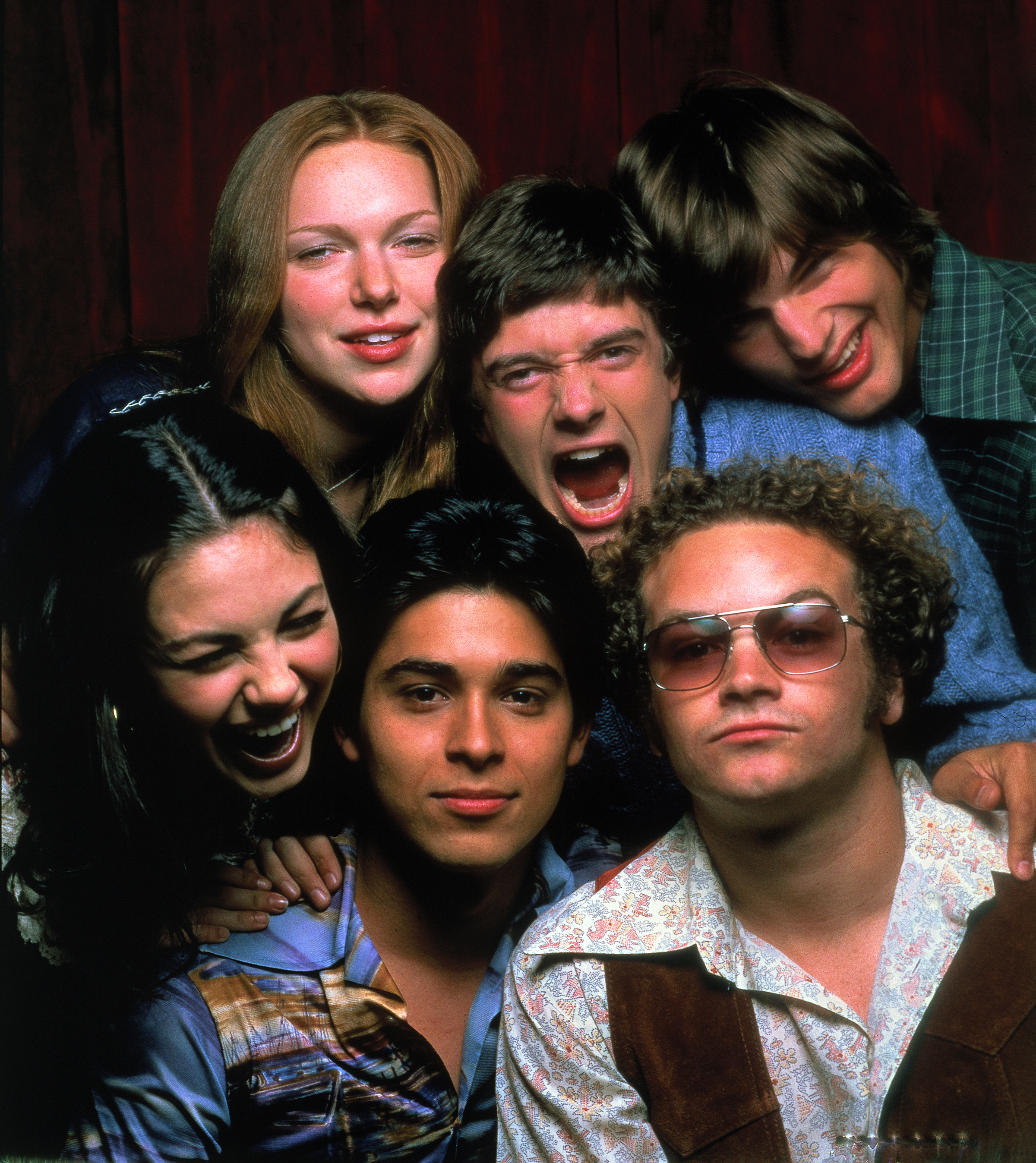 Still of Mila Kunis, Ashton Kutcher, Danny Masterson, Wilmer Valderrama, Topher Grace and Laura Prepon in That '70s Show (1998)