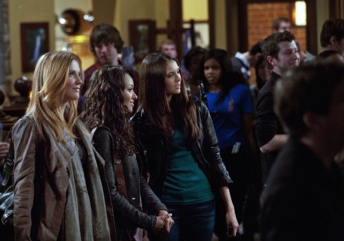 Still of Kat Graham, Nina Dobrev and Sara Canning in Vampyro dienorasciai (2009)