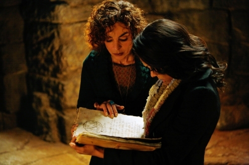 Still of Jasmine Guy and Kat Graham in Vampyro dienorasciai (2009)