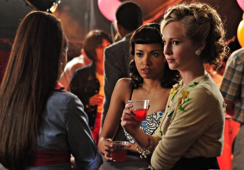 Still of Kat Graham, Candice Accola and Nina Dobrev in Vampyro dienorasciai (2009)