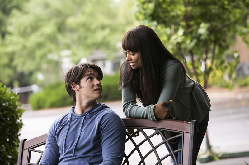 Still of Kat Graham and Steven R. McQueen in Vampyro dienorasciai (2009)