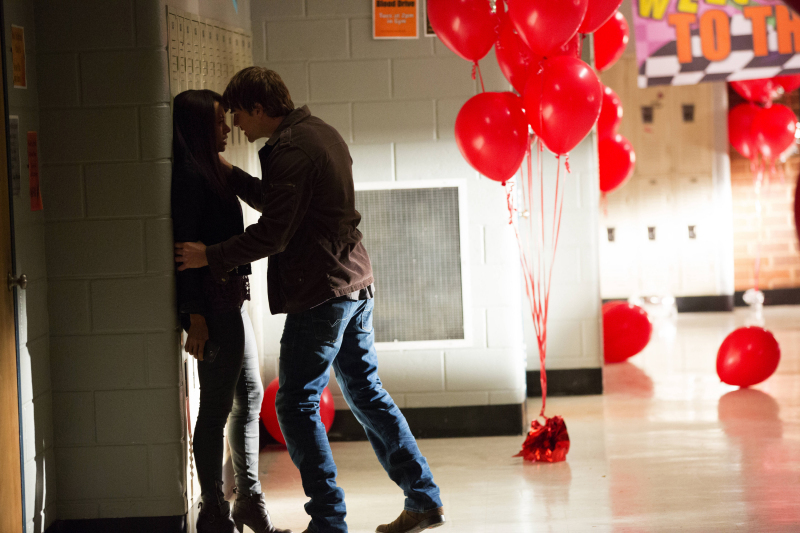 Still of Kat Graham and Nathaniel Buzolic in Vampyro dienorasciai (2009)