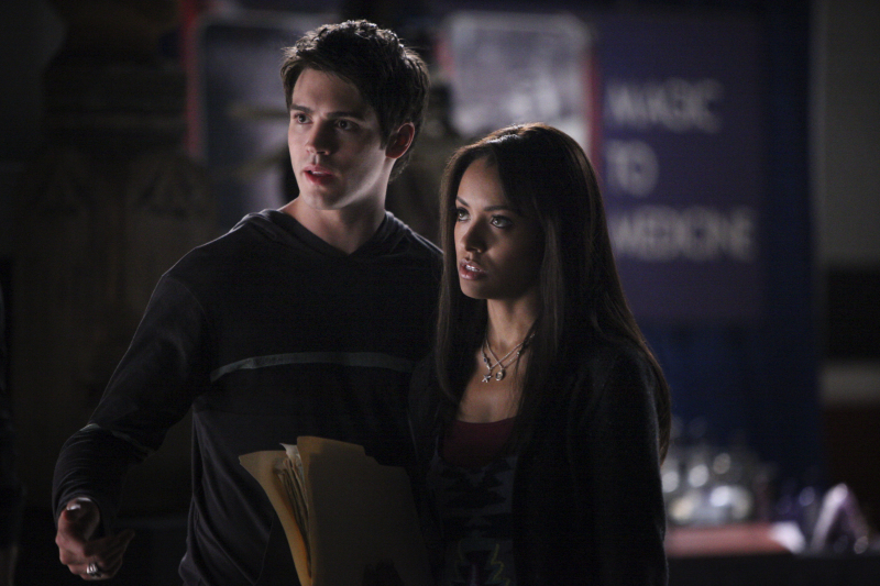 Still of Kat Graham and Steven R. McQueen in Vampyro dienorasciai (2009)