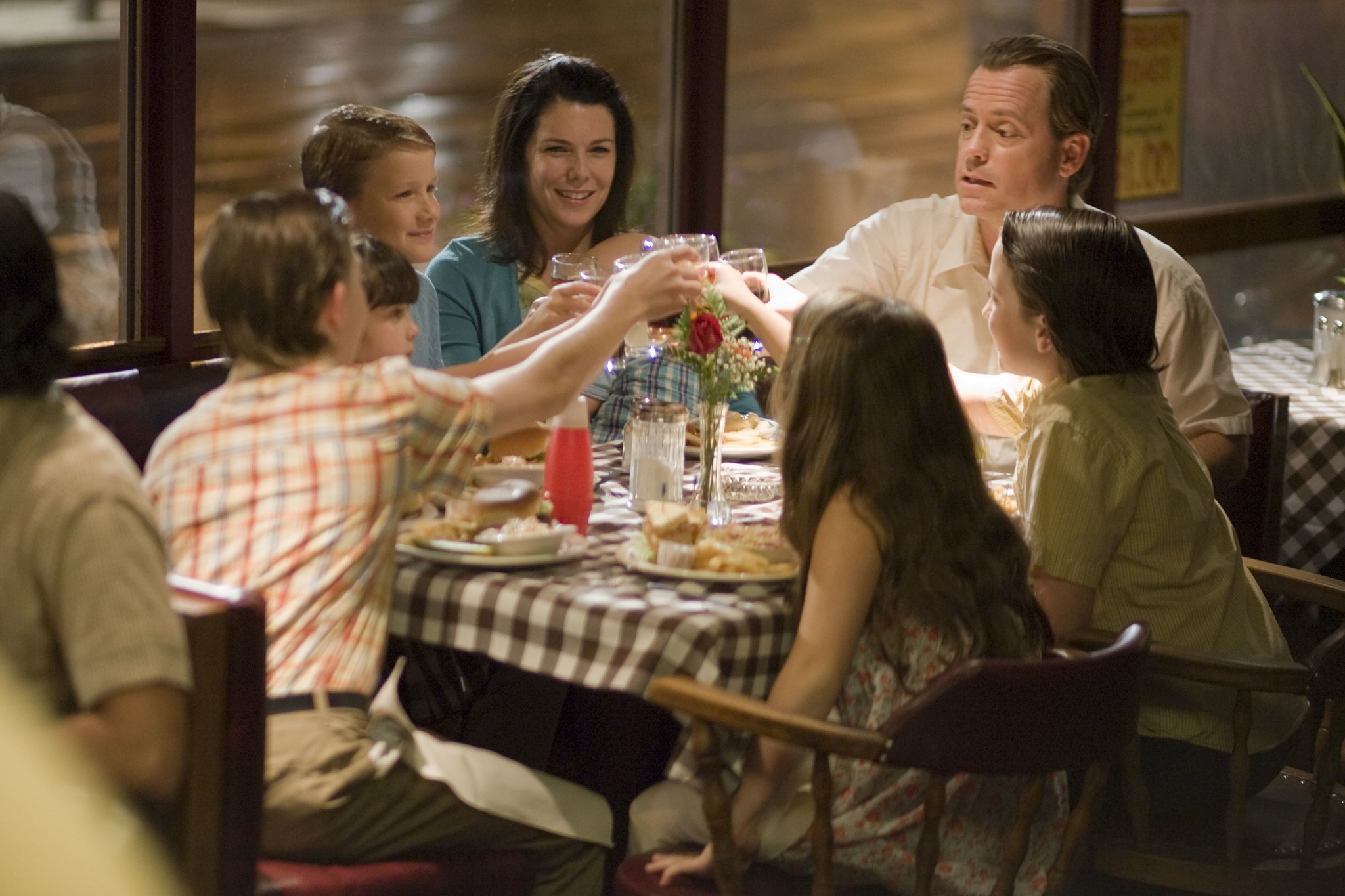 Still of Greg Kinnear and Lauren Graham in Flash of Genius (2008)