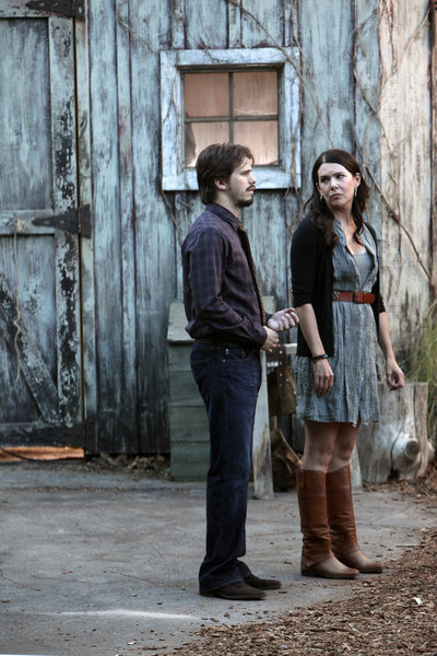 Still of Lauren Graham and Jason Ritter in Parenthood (2010)