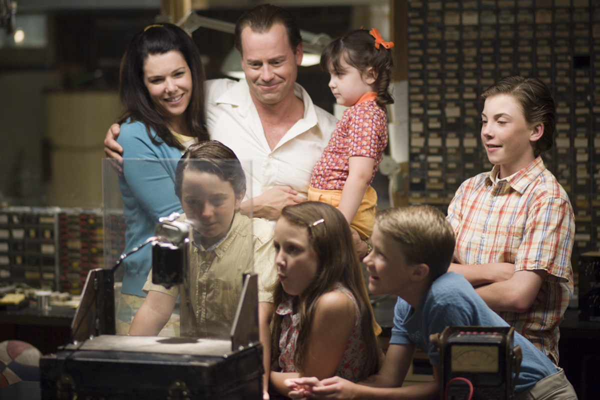 Still of Greg Kinnear and Lauren Graham in Flash of Genius (2008)