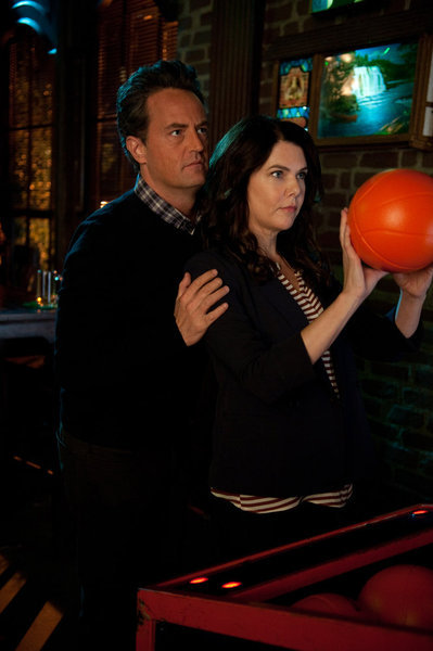 Still of Matthew Perry and Lauren Graham in Go On: Dinner Takes All (2012)