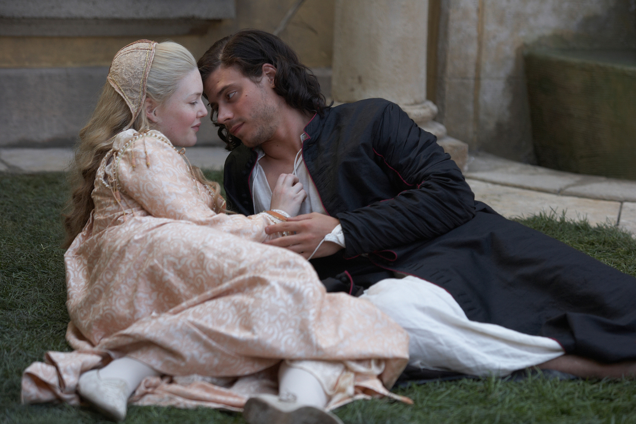 Still of Holliday Grainger and François Arnaud in Bordzijos (2011)