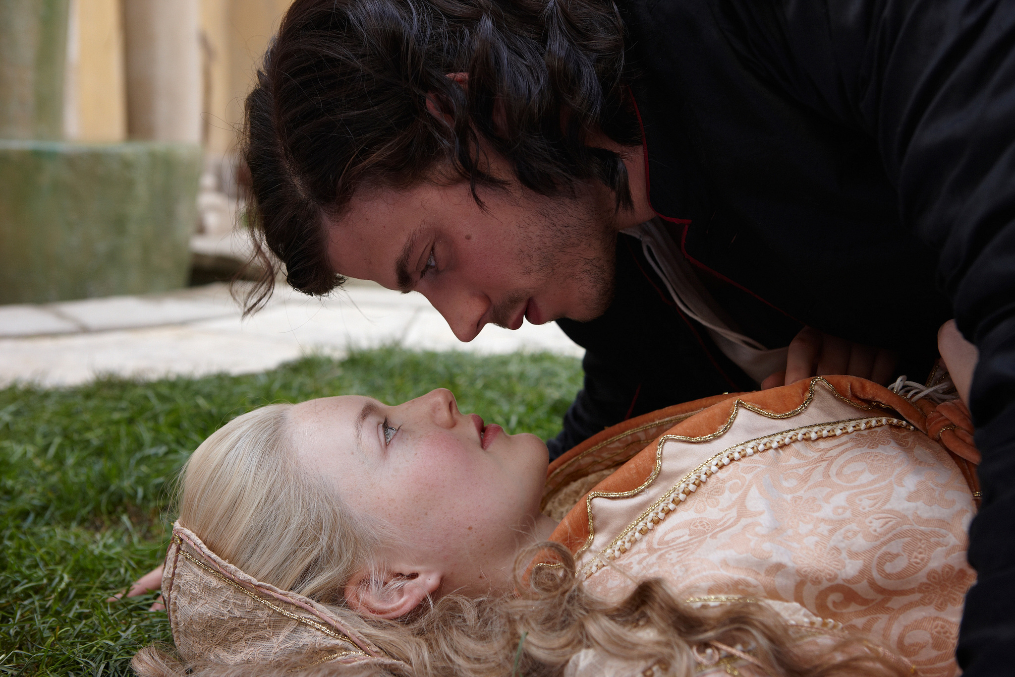 Still of Holliday Grainger and François Arnaud in Bordzijos (2011)