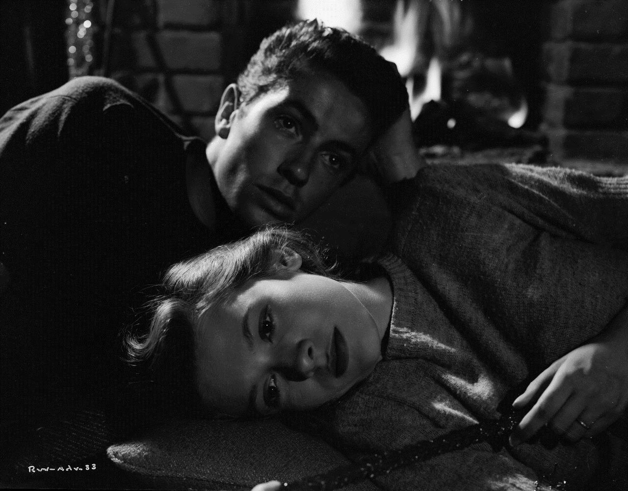 Still of Farley Granger and Cathy O'Donnell in They Live by Night (1948)