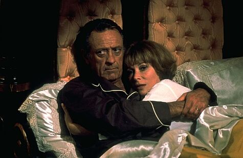 William Holden and Lee Grant star as Richard and Ann Thorn