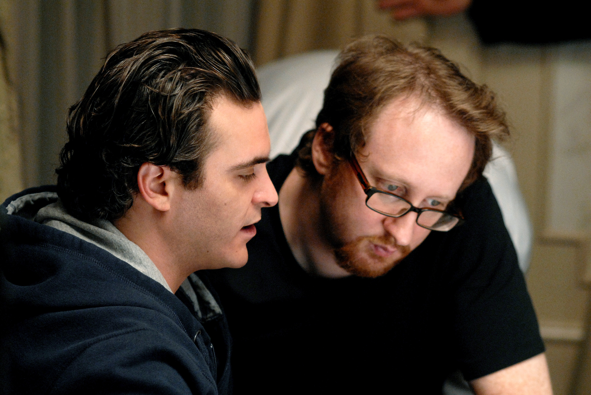 Still of Joaquin Phoenix and James Gray in We Own the Night (2007)